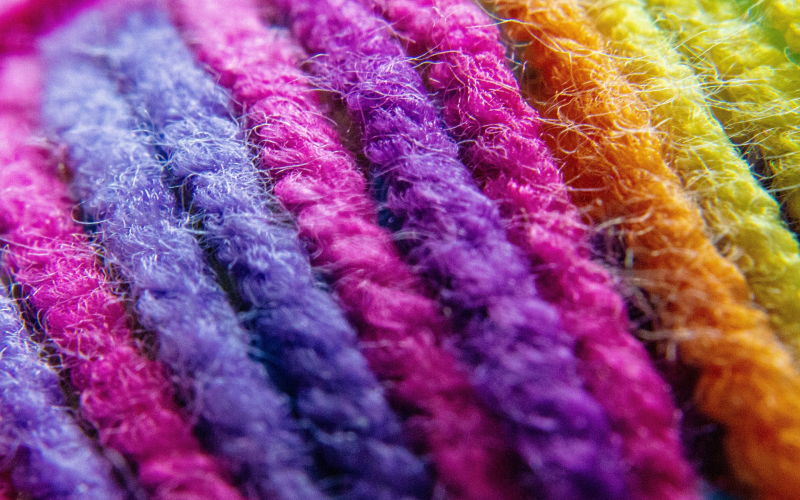 Strickanleitung. Bunte gestreifte Spielhose für Kinder